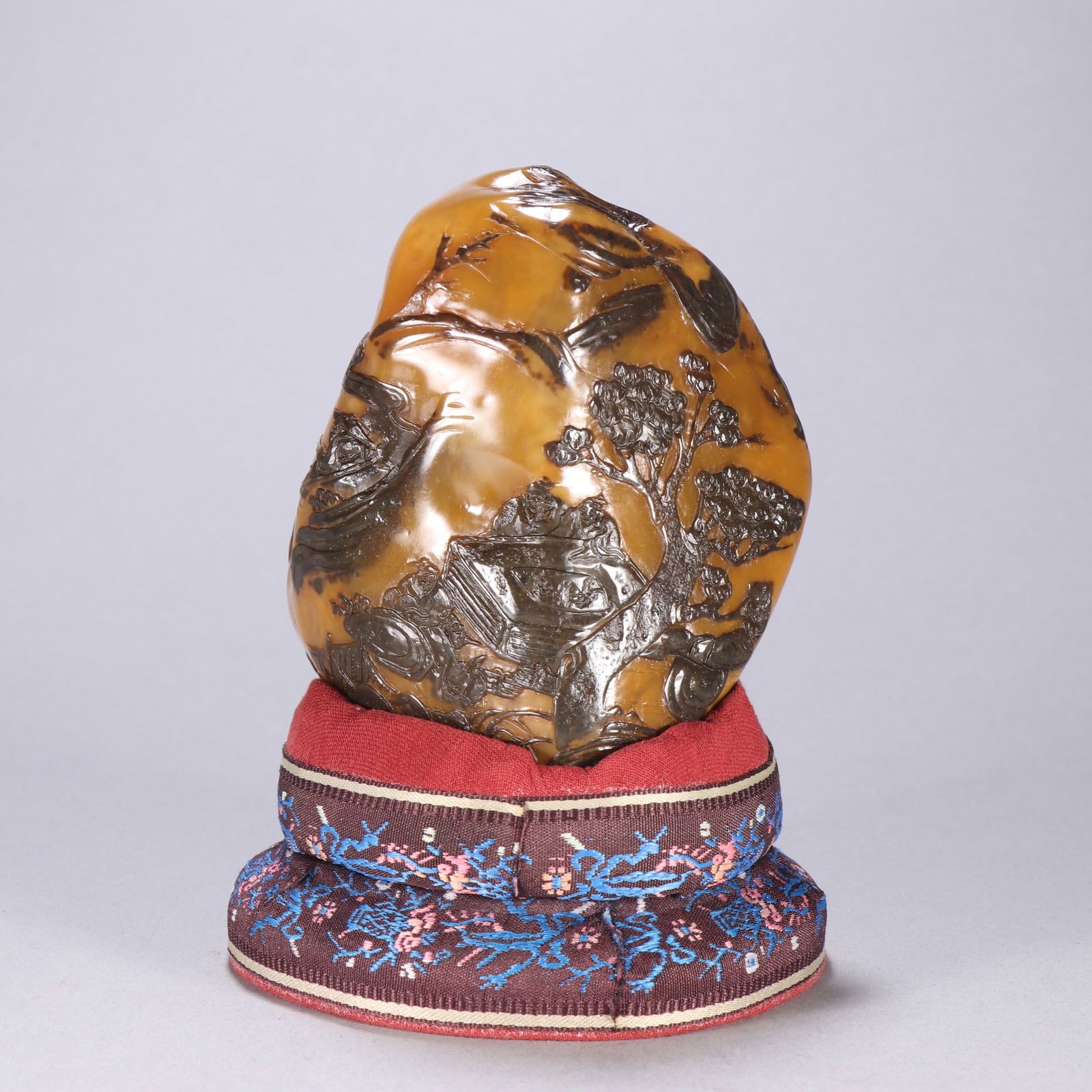 Crow-skin Tianhuang stone ornament: 10.6*9.3/709.3g