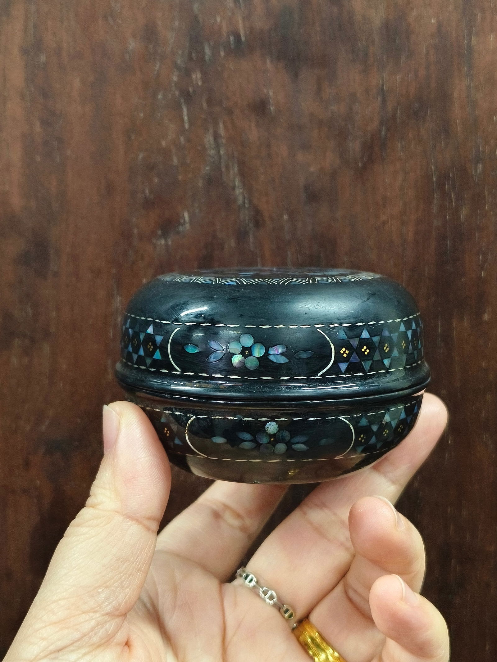 Lacquerware Box Inlaid with Mother-of-Pearl: 4.5*7.3