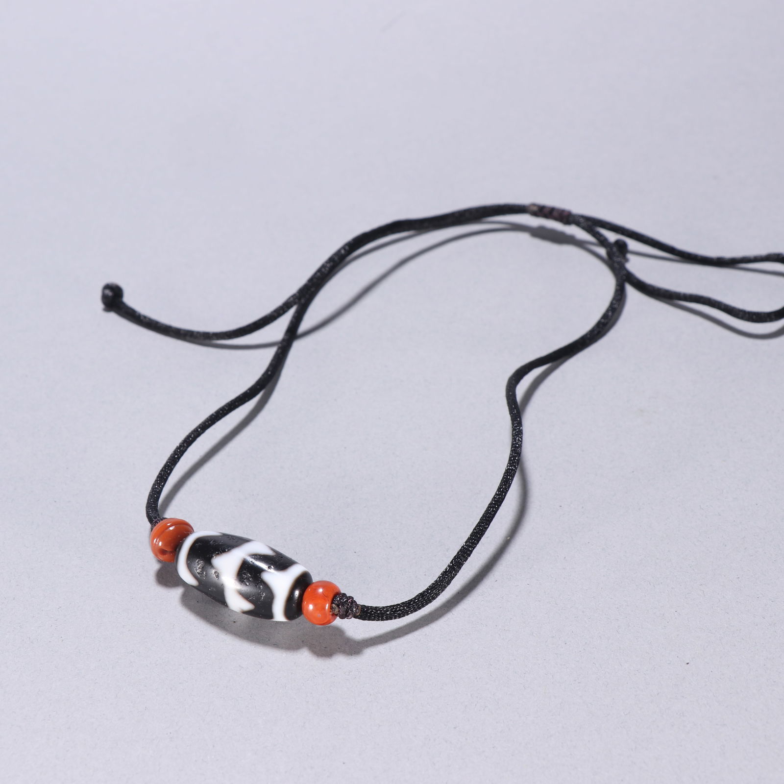 Tiger Tooth Dzi Bead Necklace: 2.6*1.3/8.8g