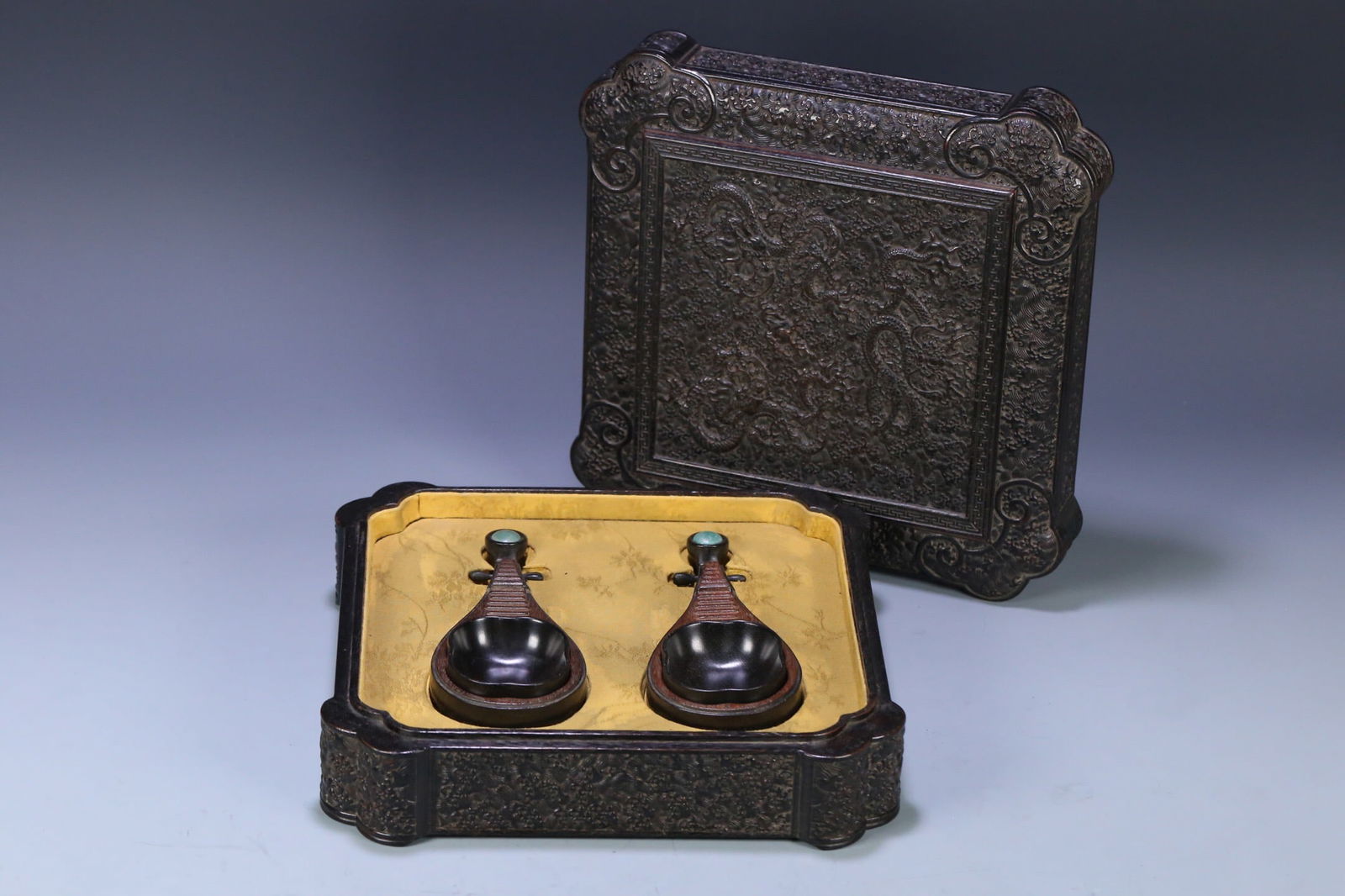 A pair of Qianlong mark rosewood box and small leaf rosewood pipa: 16.9*6.8*3/2138g