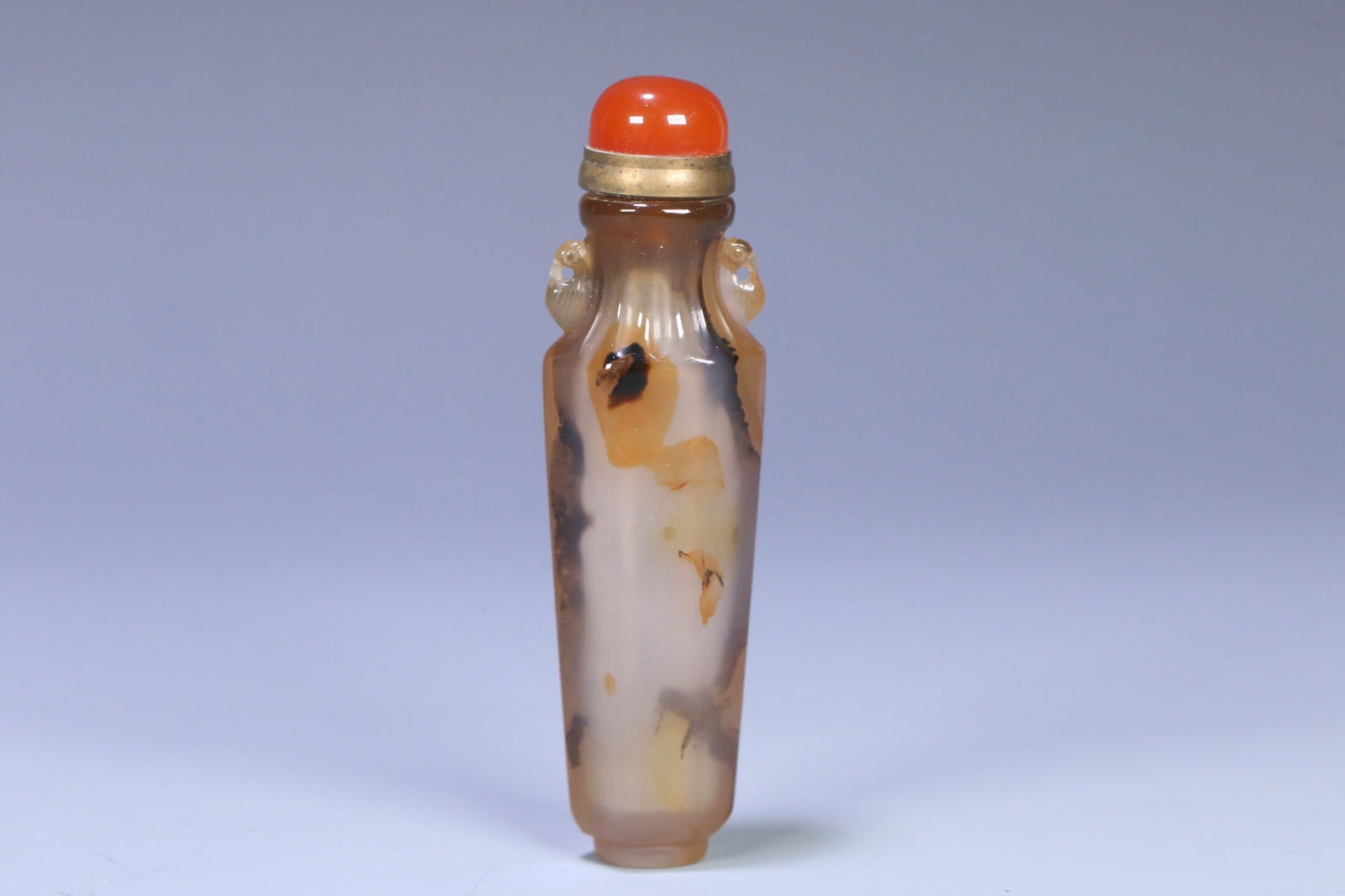 Qing Dynasty agate snuff bottle (1 of 2)