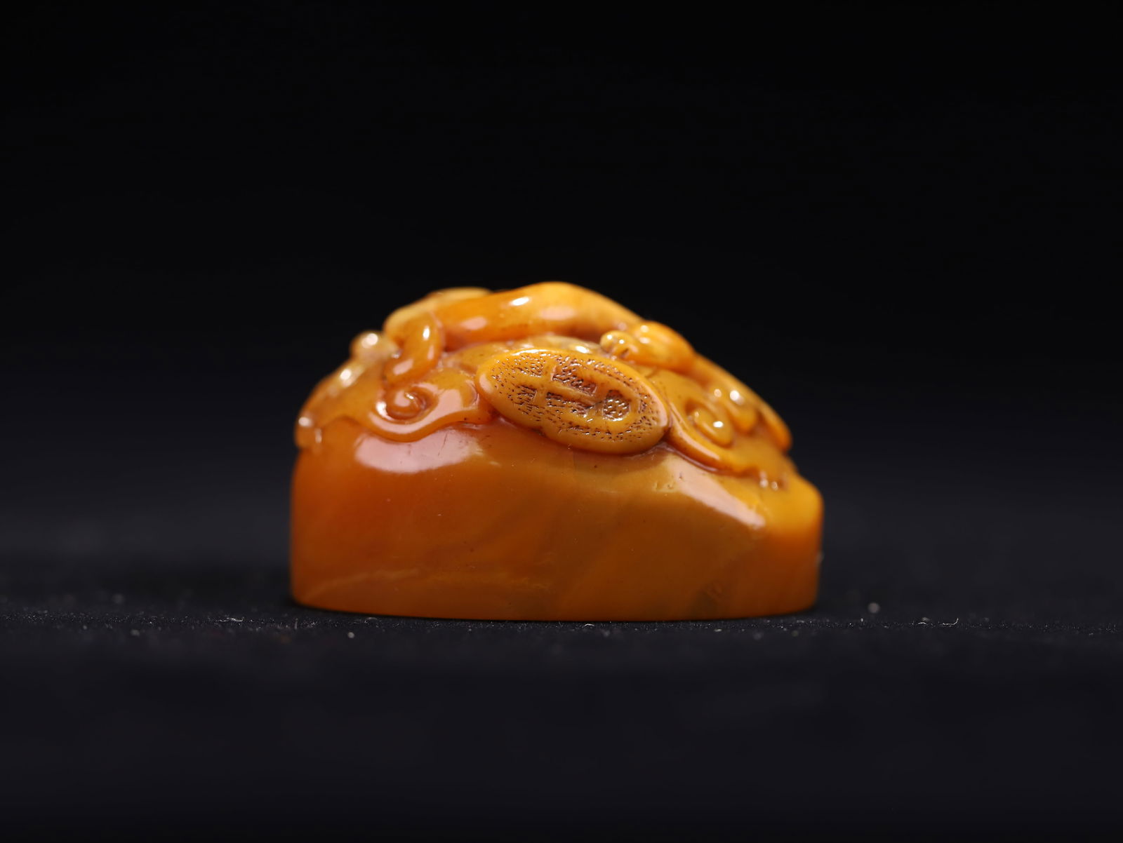 Shiqian Kaitian Huangshi Seal: 3.45*5.7*3.7/103.4g