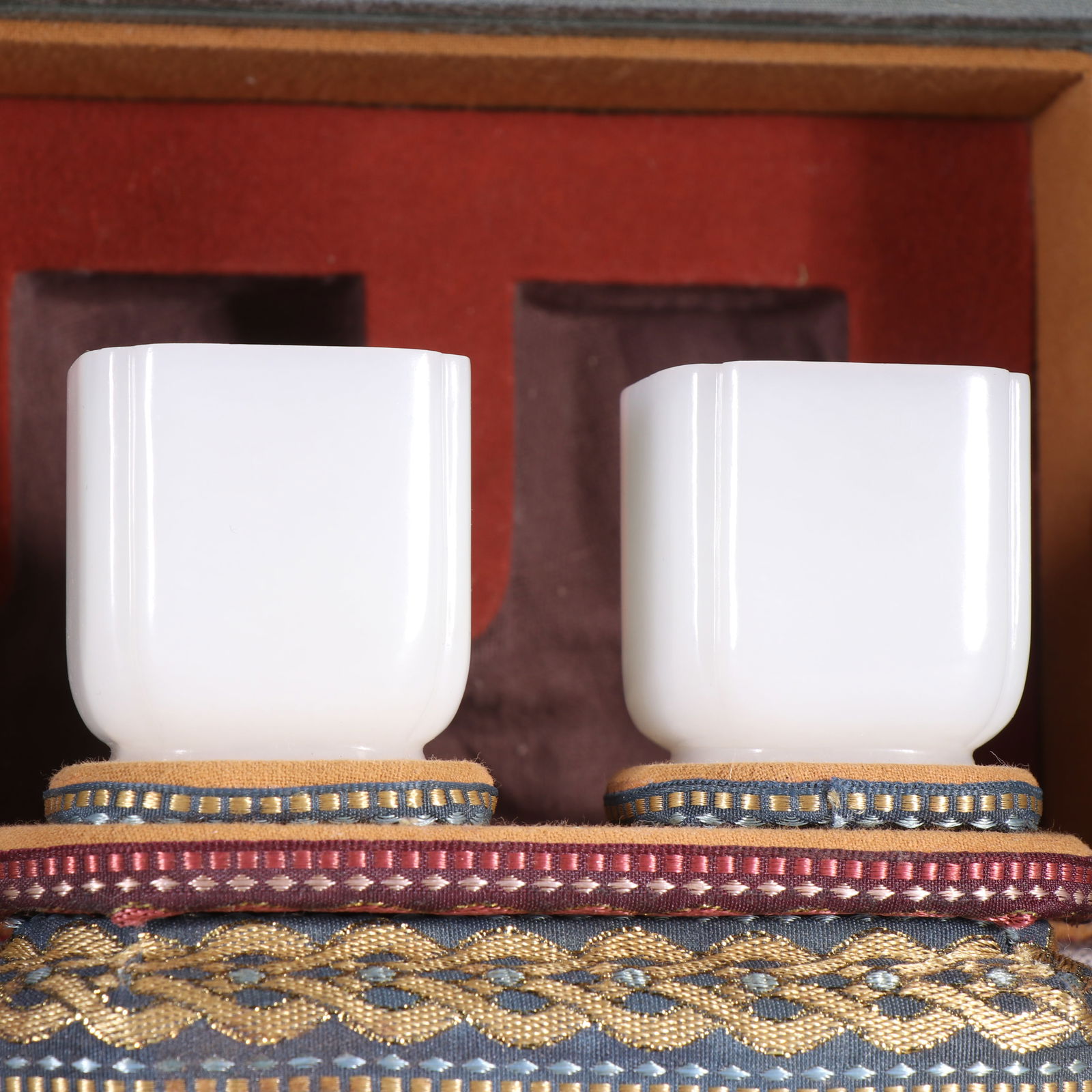 A pair of Hotan Jade cups in the Qing Dynasty (1 of 3)
