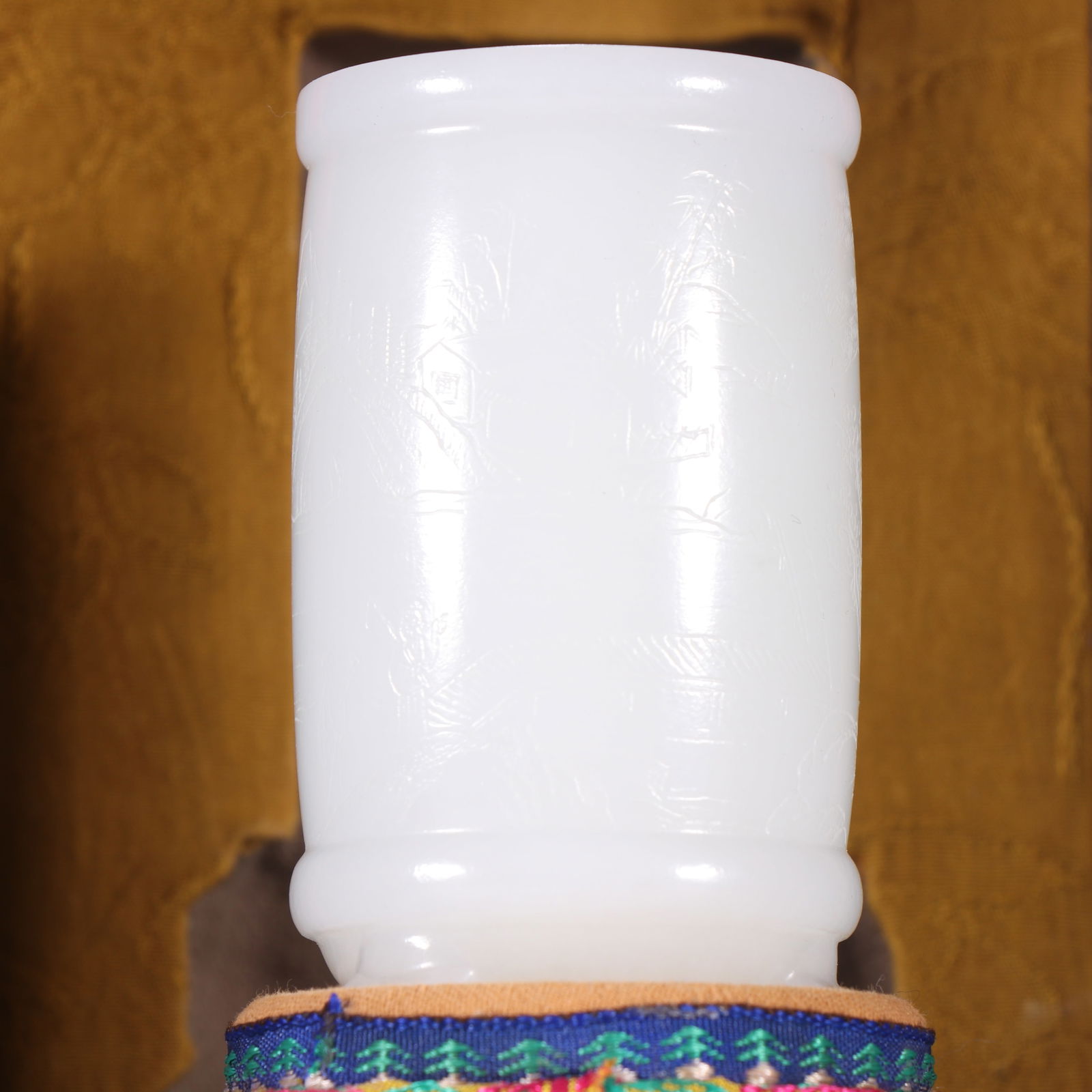 Qing Dynasty Hotan Jade Pen Holder: 8.4*5/206.7g