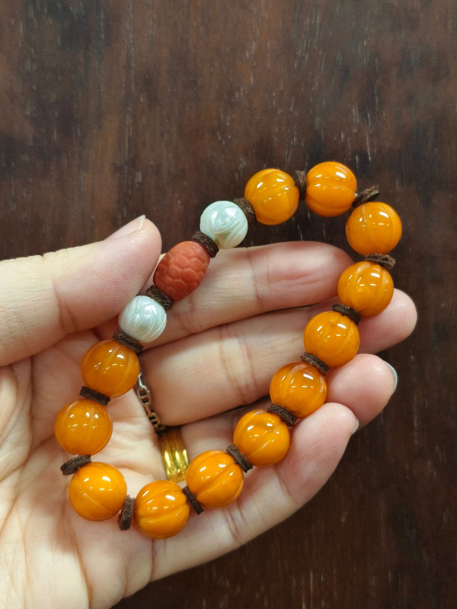 Amber, Red Agate, and Pearl Bracelet: 1.18/14.8g
