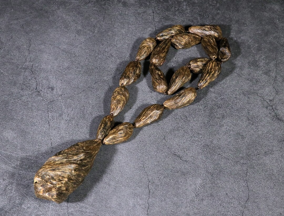 Kalimantan Agarwood Necklace: 9.4*4*3.8/3.8/44/140.4g