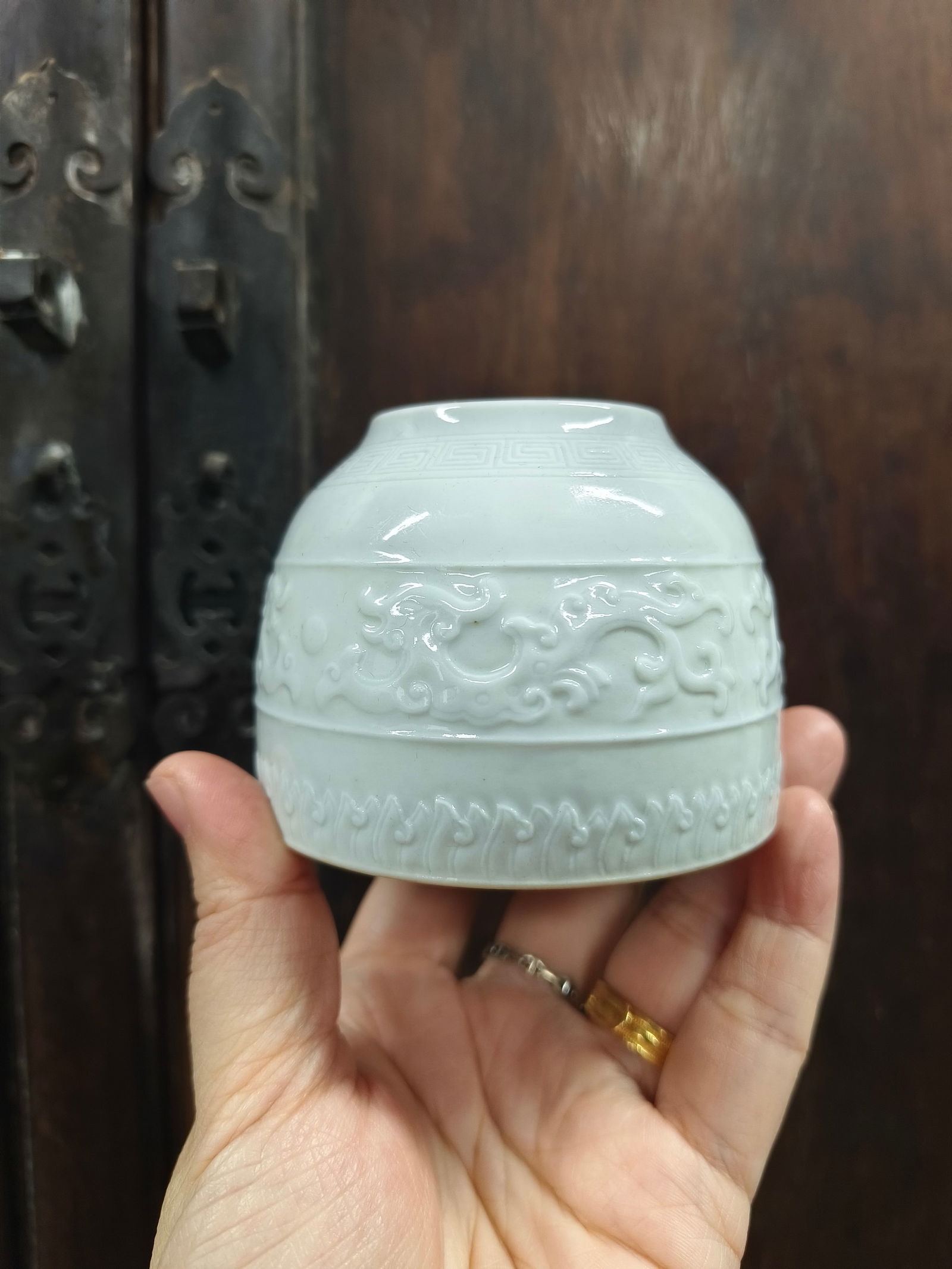 Qianlong-era white porcelain water dropper: 6*7.9