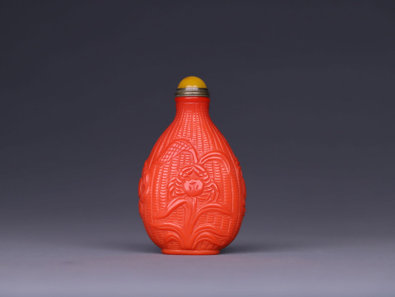 Qianlong Period Glass Snuff Bottle: 9.5*5.8*3.2/148.7g