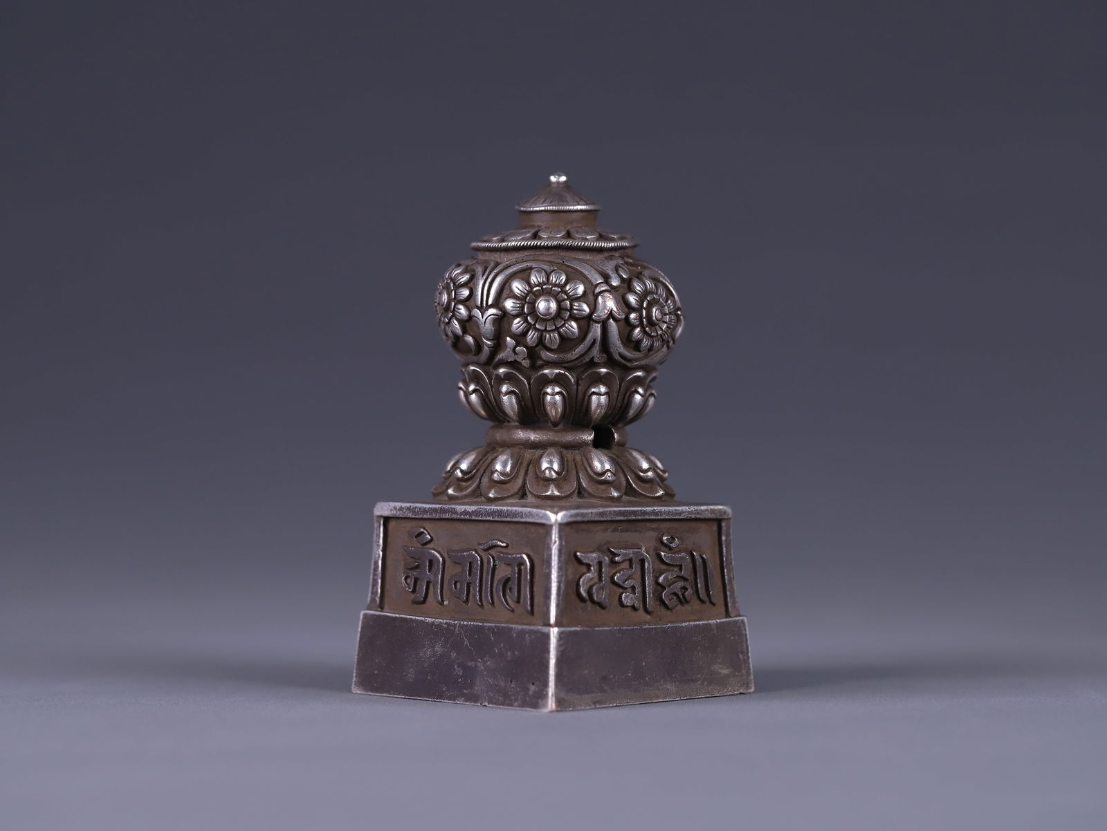 Qing Dynasty Pure Silver Tibetan Seal of a Living Buddha: 10.6*5.6*5.6/536.9g