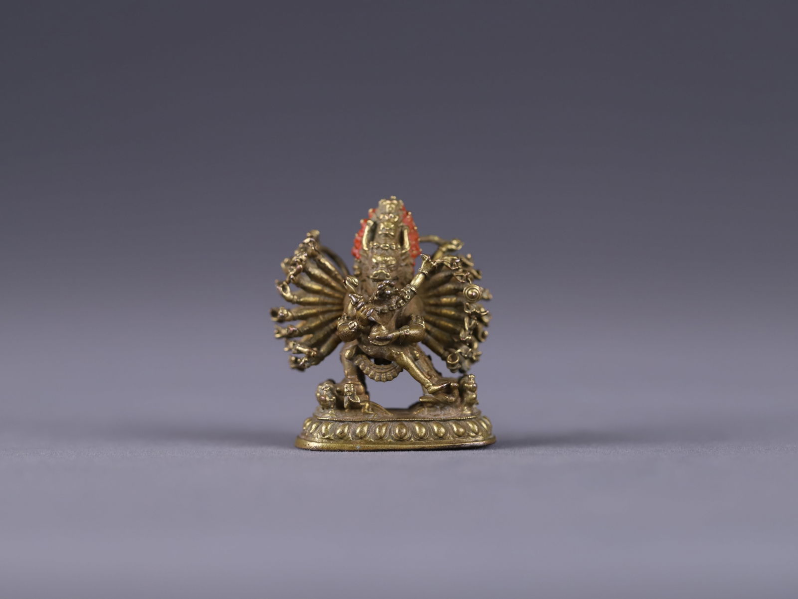 Qing Dynasty Tibetan Buddhist Gilt Bronze Buddha Statue: 3.7*1.5*3/31.3g