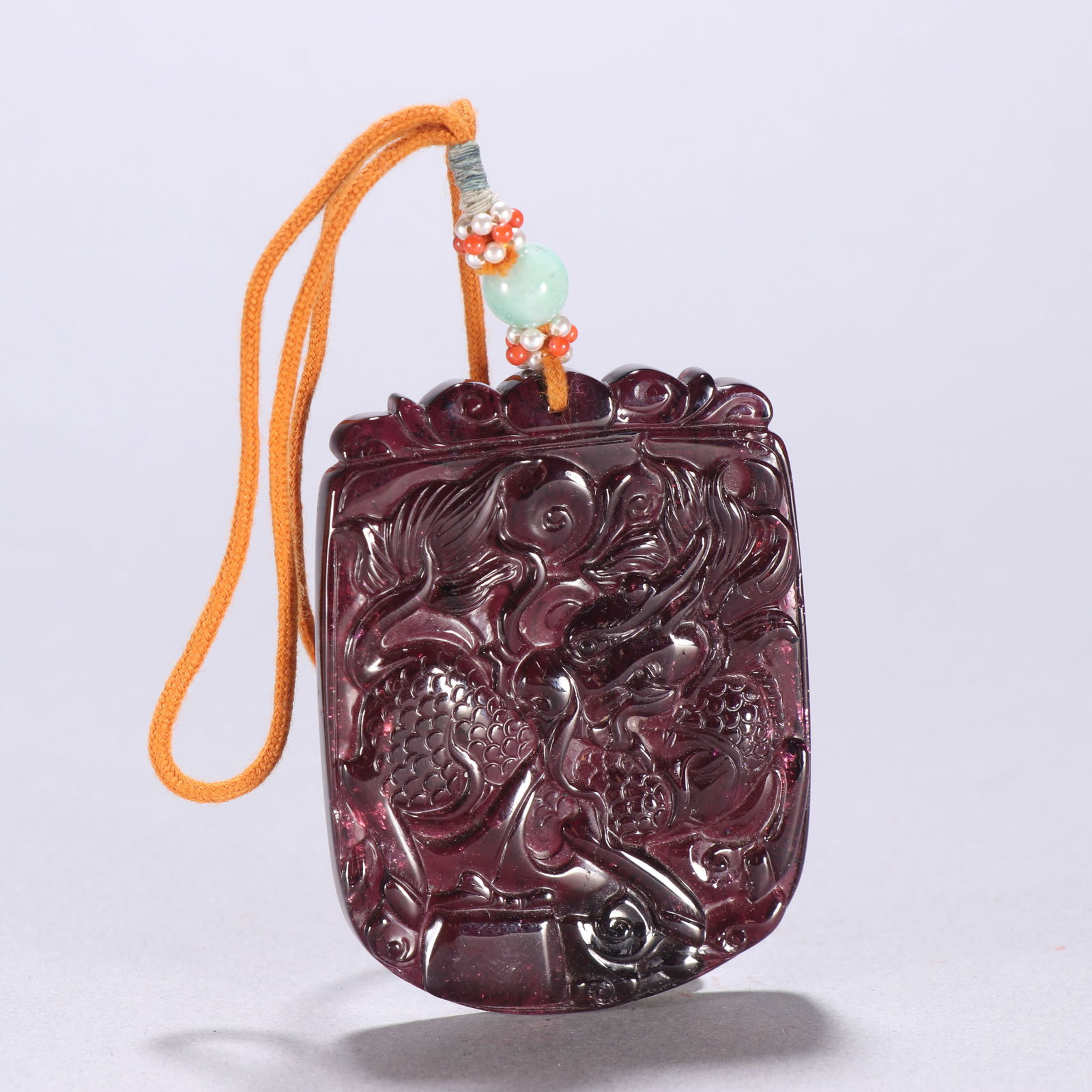 A pair of Tibetan agate three-eyed dzi beads: 6.2*4.73/48.6g