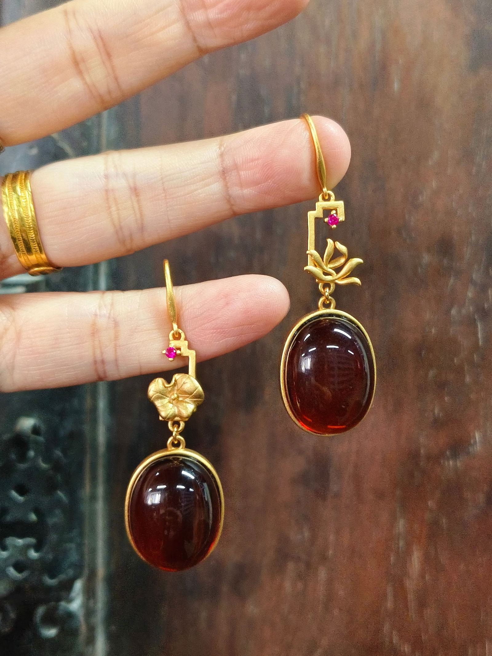 Silver Gilded Inlaid Blood Pearl Earrings: 2*1.6/5.7cm