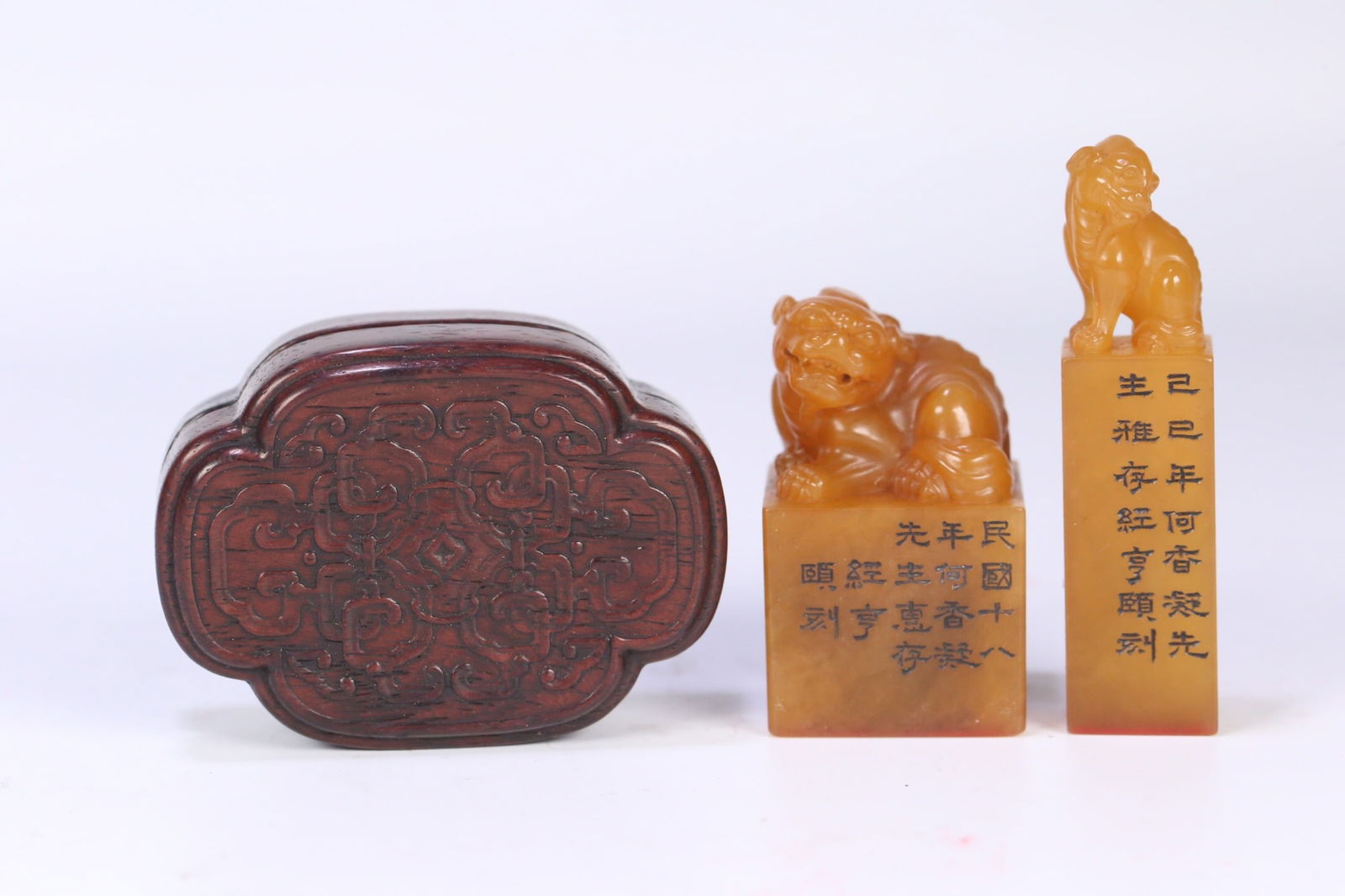 A set of Jinghengyi carved Tian Huangshi seal and rosewood ink box: 7.3*1.8*1.6/200g