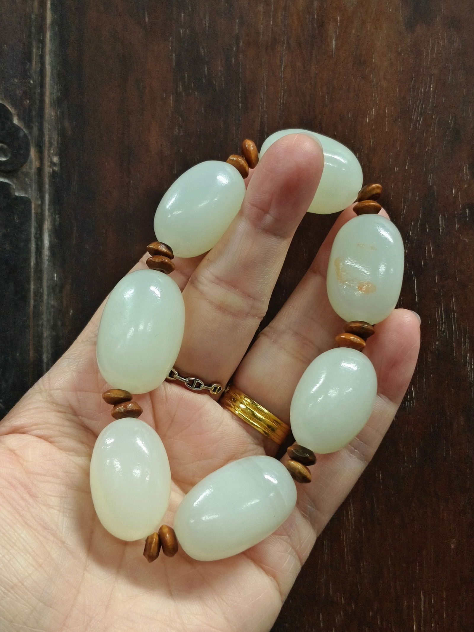 Hotan Jade shape following hand string: 2.8*1.7/85.8g