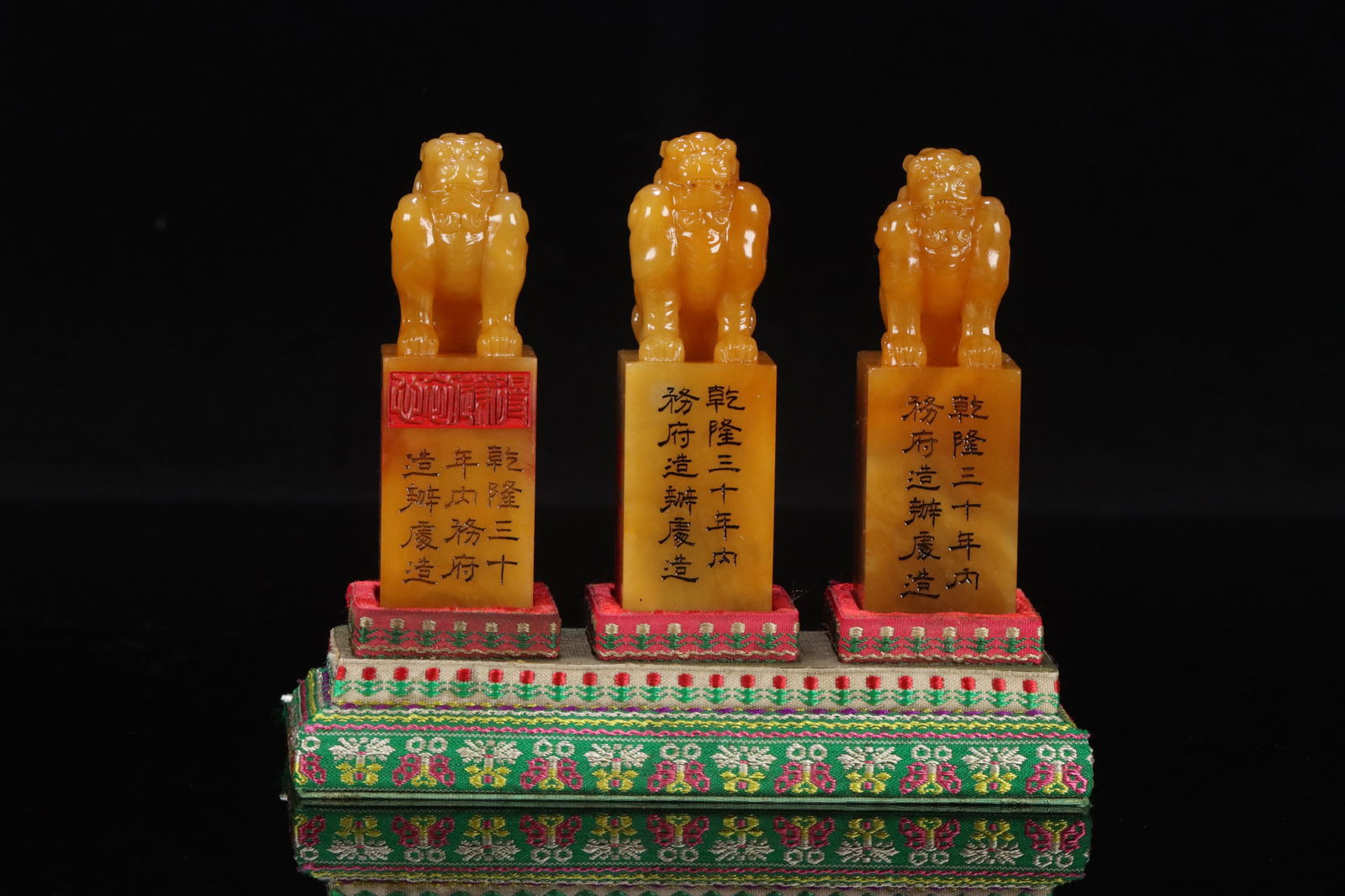 A set of Tianhuang stone seals Qianlong mark: 9.9*3.08*3.1/10.1*3.05*3.1/9.8*3.1*3.03/531g