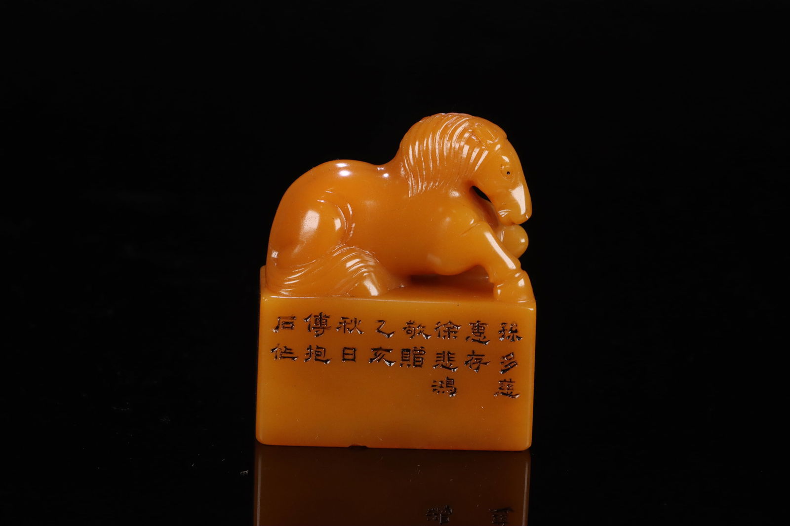 A Tianhuang stone seal with the inscription of Bao Shi Zuo: 5.93*5.03*2.5/126g