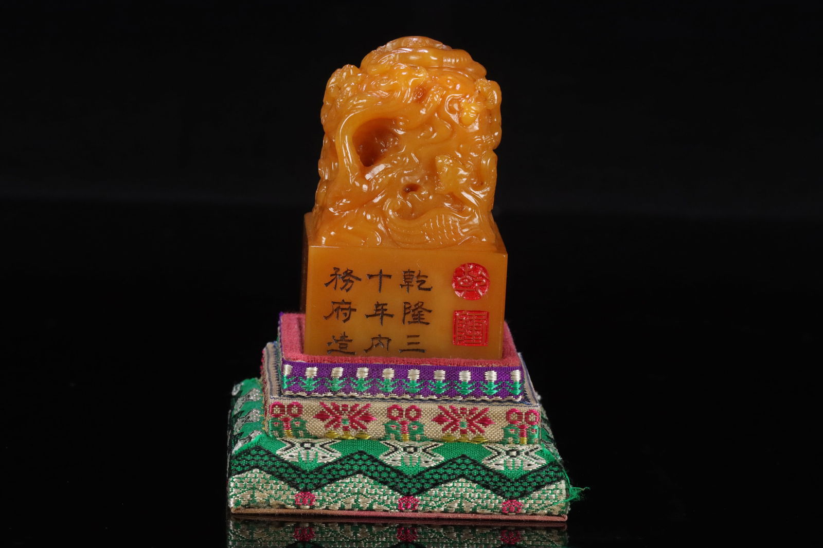 A Tianhuang stone seal Qian-long mark: 8.1*5*5/375g