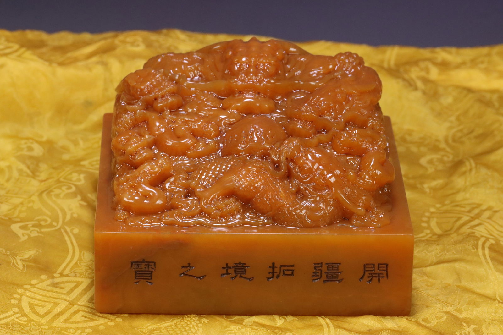 A large square Tianhuang stone seal Kang-xi mark: 8.5*13.1*13/2603.3g