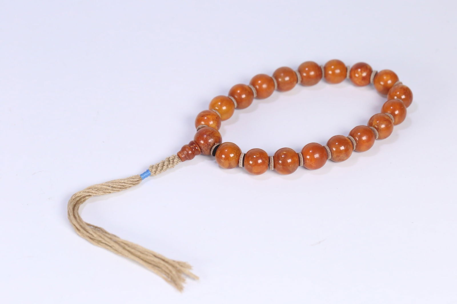 Qing Dynasty beeswax eighteen seeds held in hand: 1.2/21g