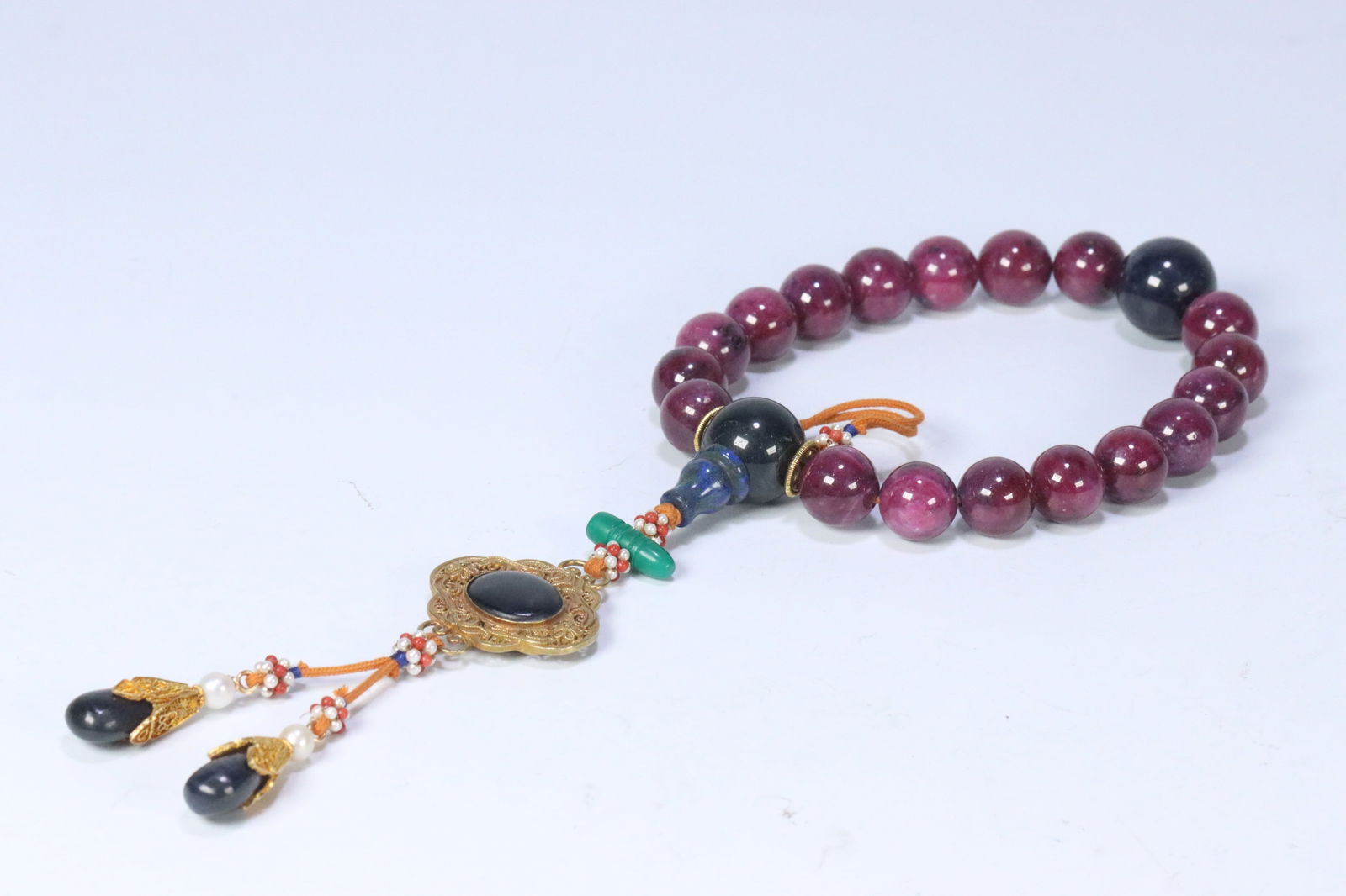 During the Qing Dynasty, eighteen pieces of ruby and sapphire were held in hand: 1.4/159g