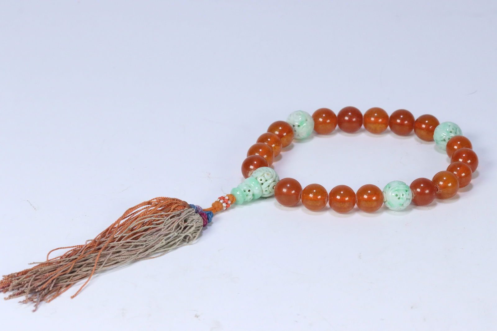 During the Qing Dynasty, 18 pieces of amber and jade were held in hand (1 of 1)