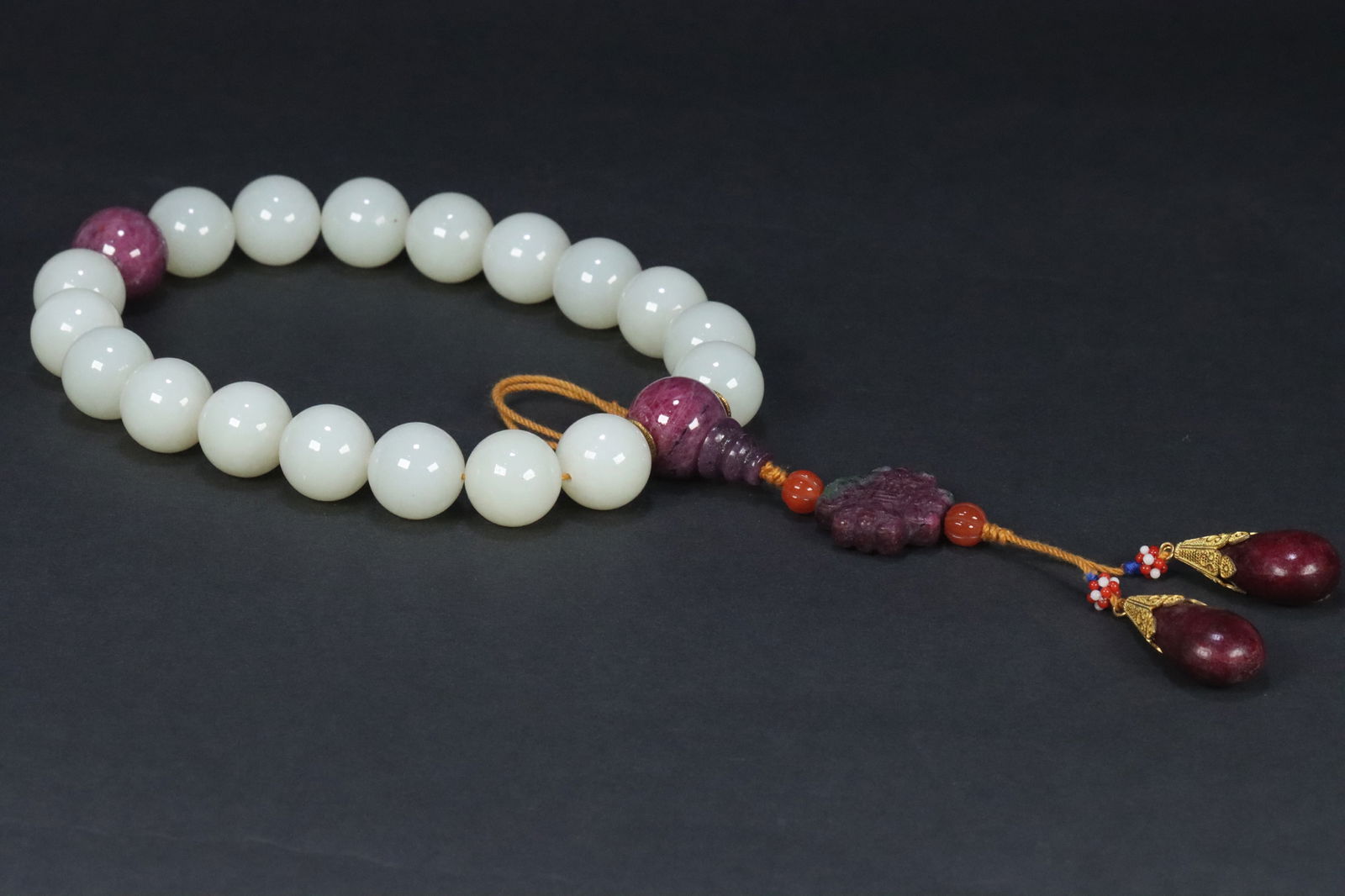 Hotan Jade and the Eighteen Ruby Stones in the Qing Dynasty: 1.9/271g