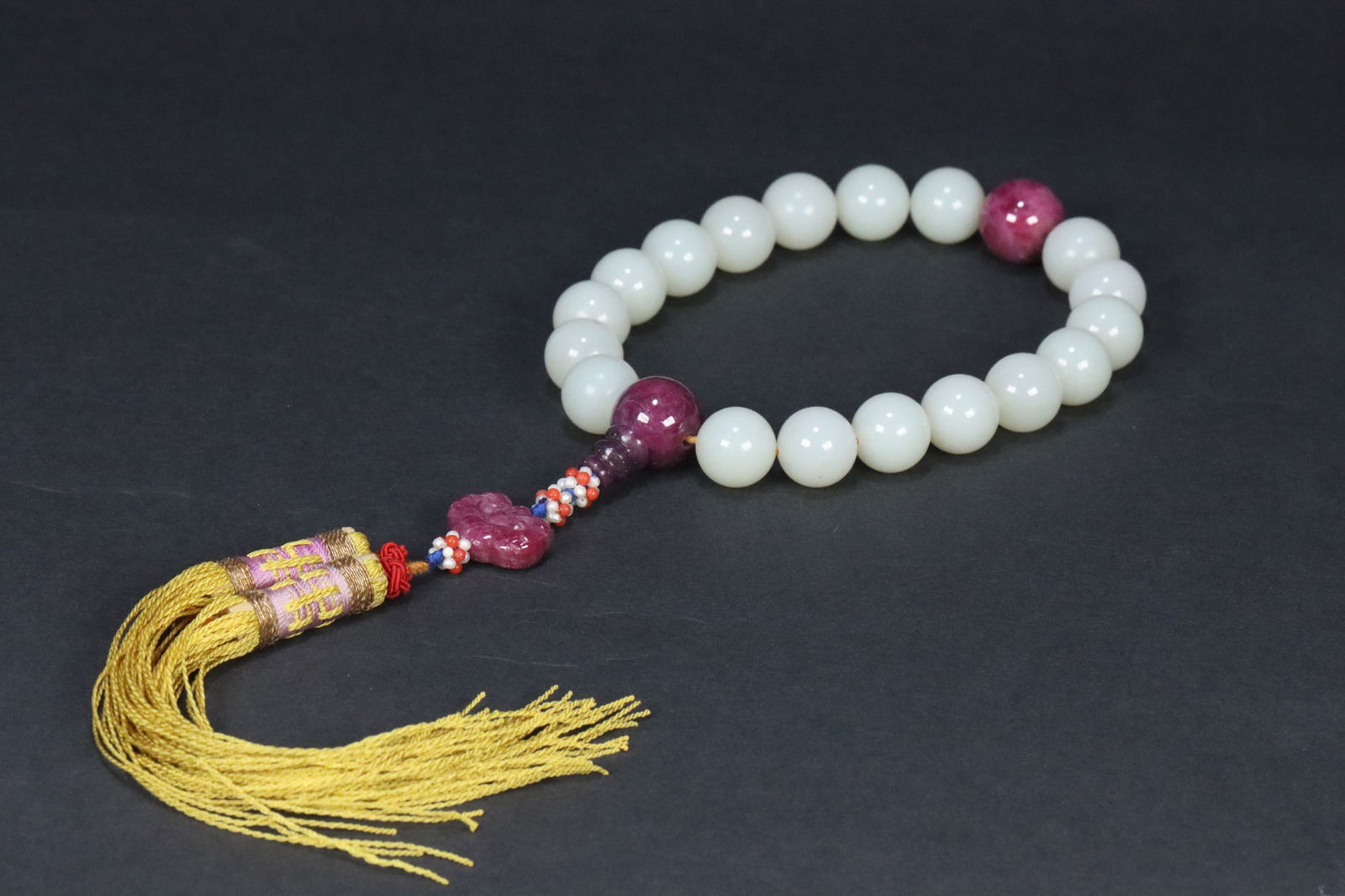 Hotan Jade and the Eighteen Ruby Stones in the Qing Dynasty: 1.4/101.9g