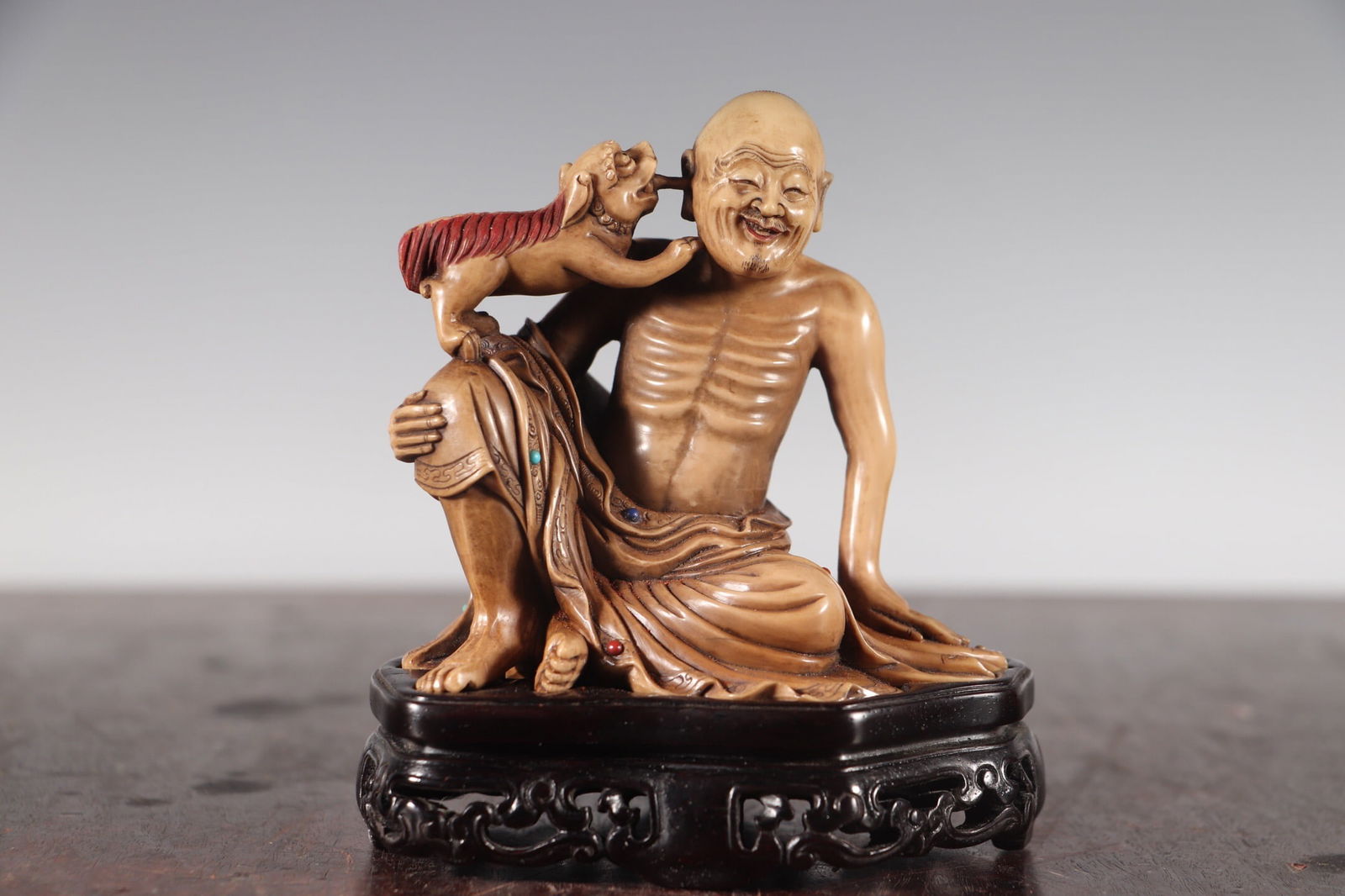 Shoushan stone inlaid treasure painted ornaments and mahogany base: 10.5*7*12.5