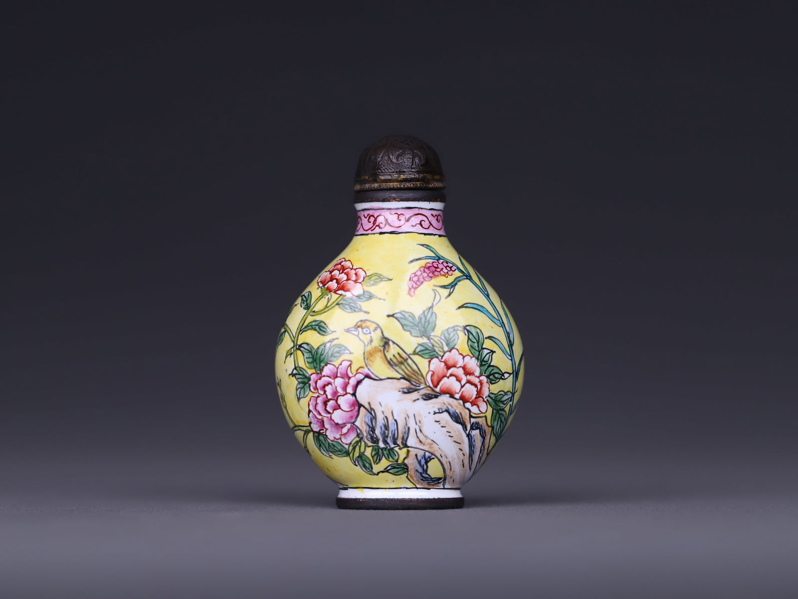 Qianlong Period Copper-bodied Painted Enamel Snuff Bottle: 6.4*4.28*2.8/54.9g