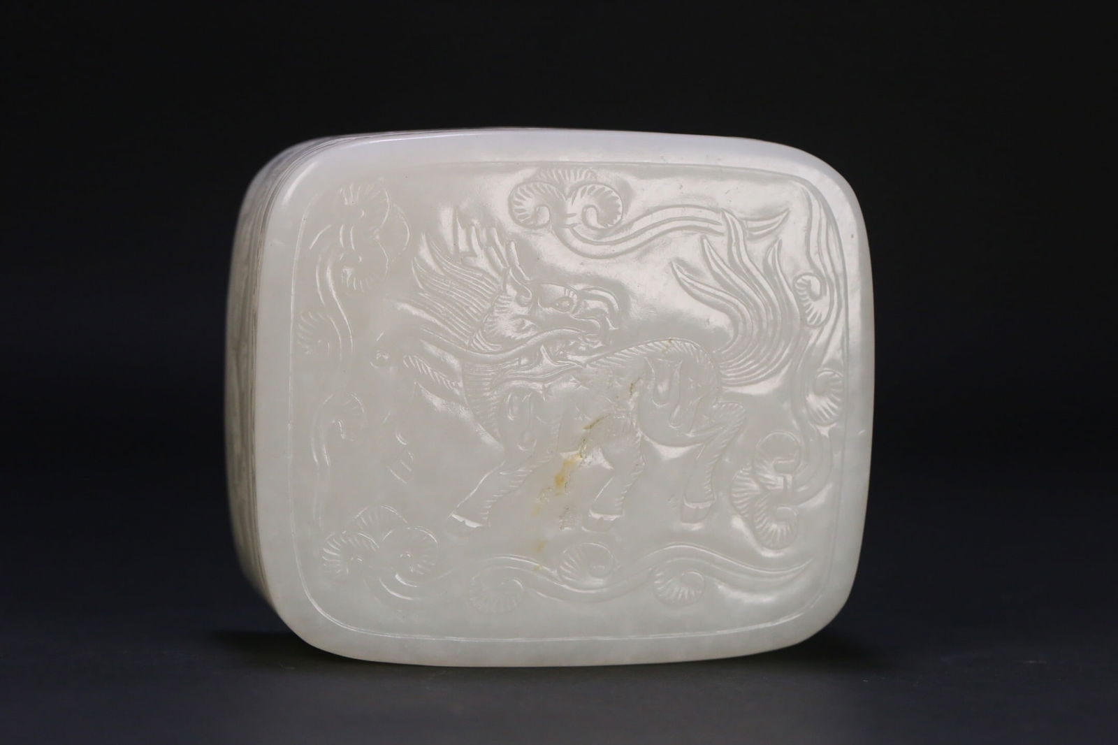 A covered box of Hetian jade pebble from the Qing Dynasty (1 of 4)