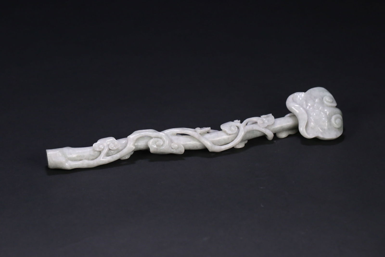 A jadeite ruyi ornament from the Qing Dynasty: 25.2*5.1*2.8/178.2g