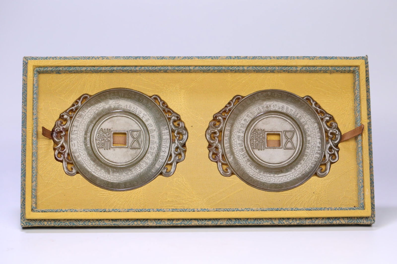 A Pair of Five-Zhu Jade Bi Discs with Double Phoenix Ears: 12.9*9.8*0.7/305.1g