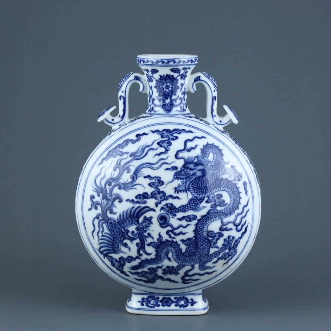 Qianlong Period Blue and White Porcelain Moon Flask with Ruyi Handles: 26.4*6.3*19