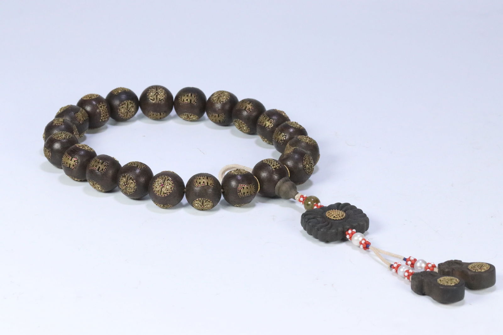 Qing Dynasty Agarwood Inlaid with Silver Gilt Eighteen-Bead Handheld Beads: 2.28/184g