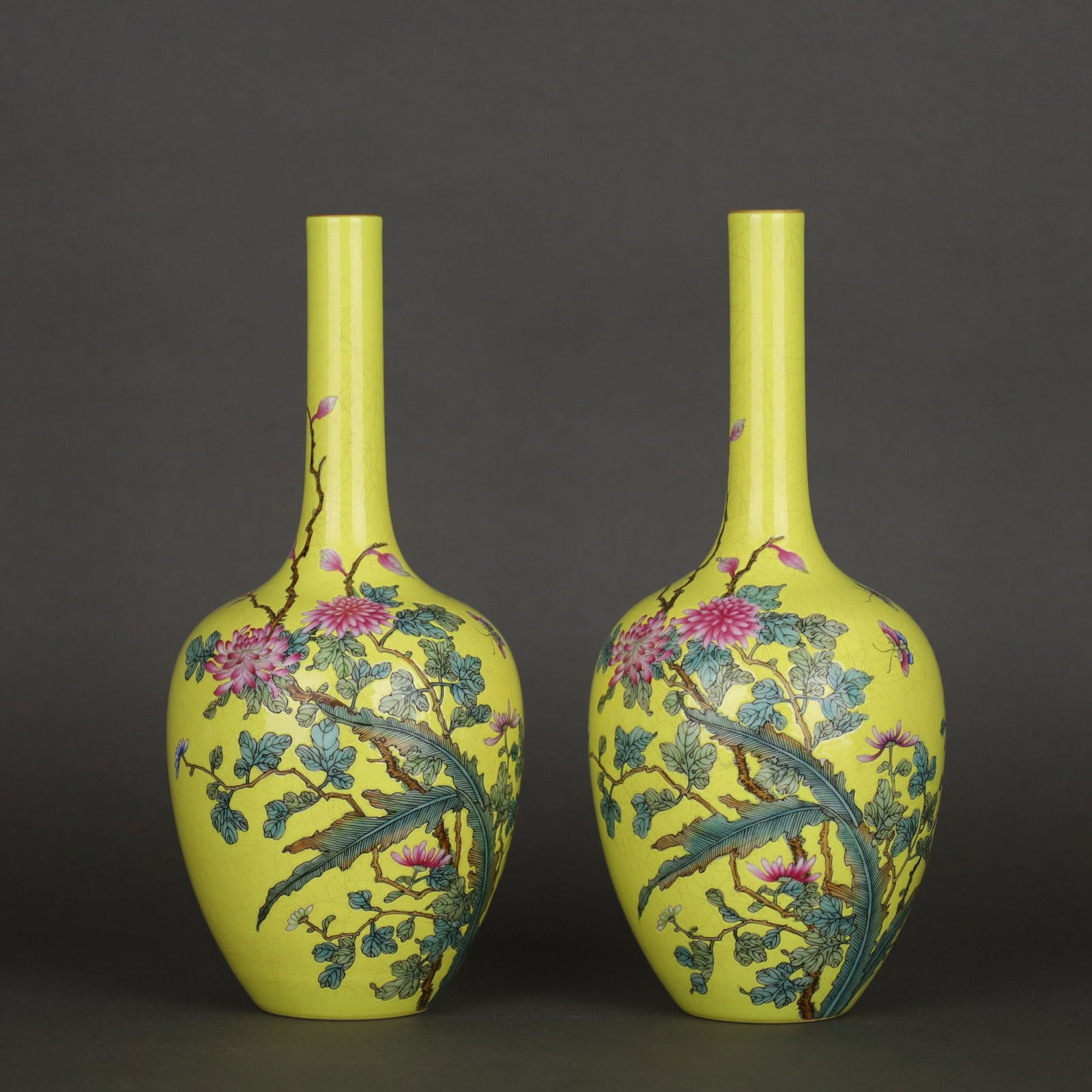 Yongzheng-era yellow-ground famille rose gall-shaped vase: 20.2*9