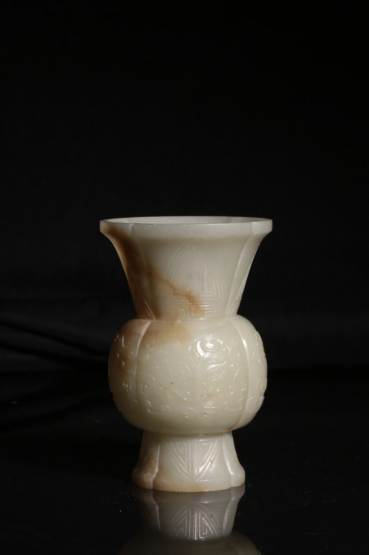 Hetian jade flower vase from the Qing Dynasty (1 of 3)