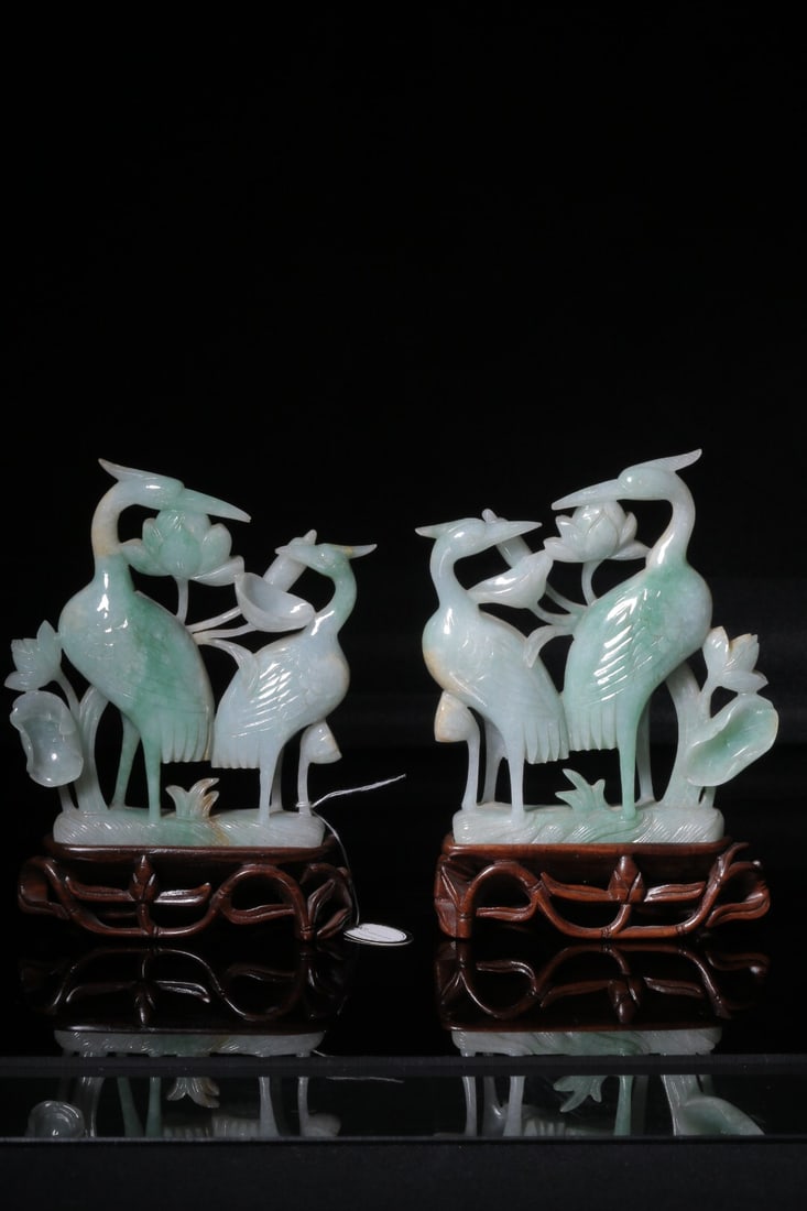 A pair of jadeite ornaments from the Qing Dynasty: 11.5*10*2.5/320g/290g