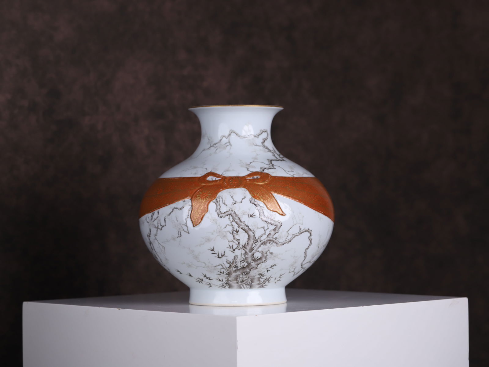 Qianlong Period Ink-Painted Gilt Bundle Vase: 25.3*22