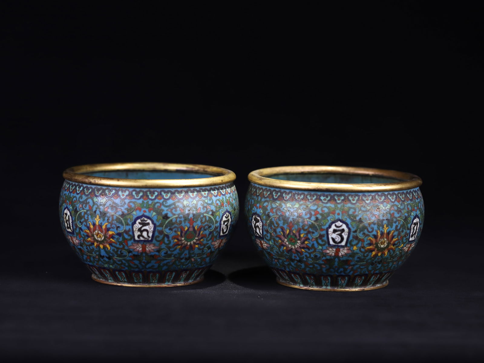 A Pair of Qianlong Period Cloisonné Jars: 10.5*15.5/951g each