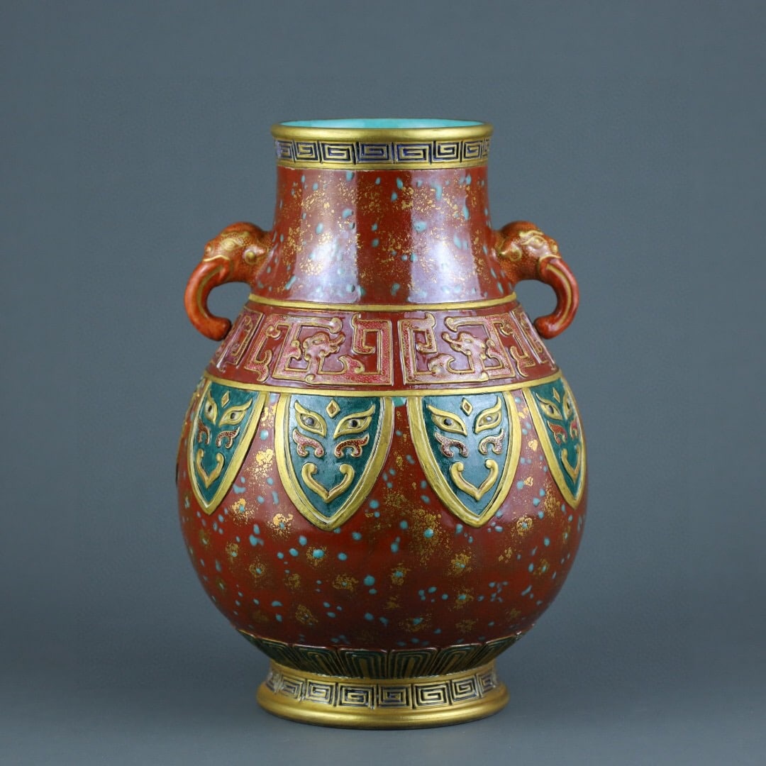 Qianlong- mark red-ground gilt-sprinkled vase with double dragon handles: 20*7.6*14.5