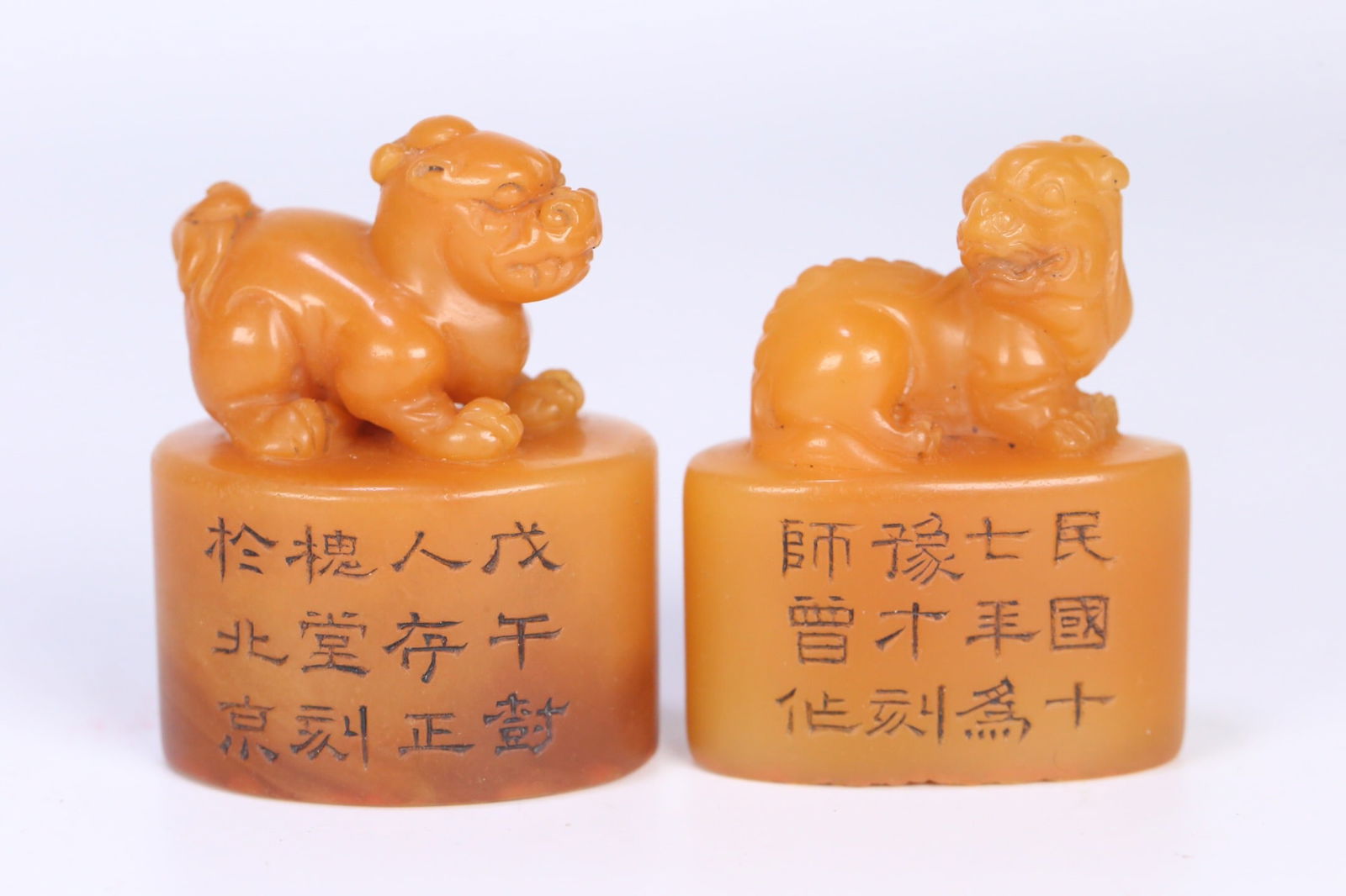 Shizeng made a pair of seals for the Yellow Stone in the field: 4.8*3.8*2.9/4.6*3.7*2.8/111g