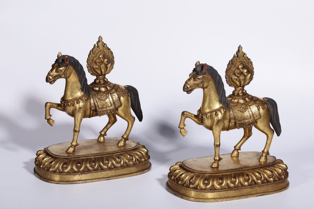 A Pair of Qing Dynasty Gilt Bronze Ornaments: 23*20*12.5/2379g/2263g