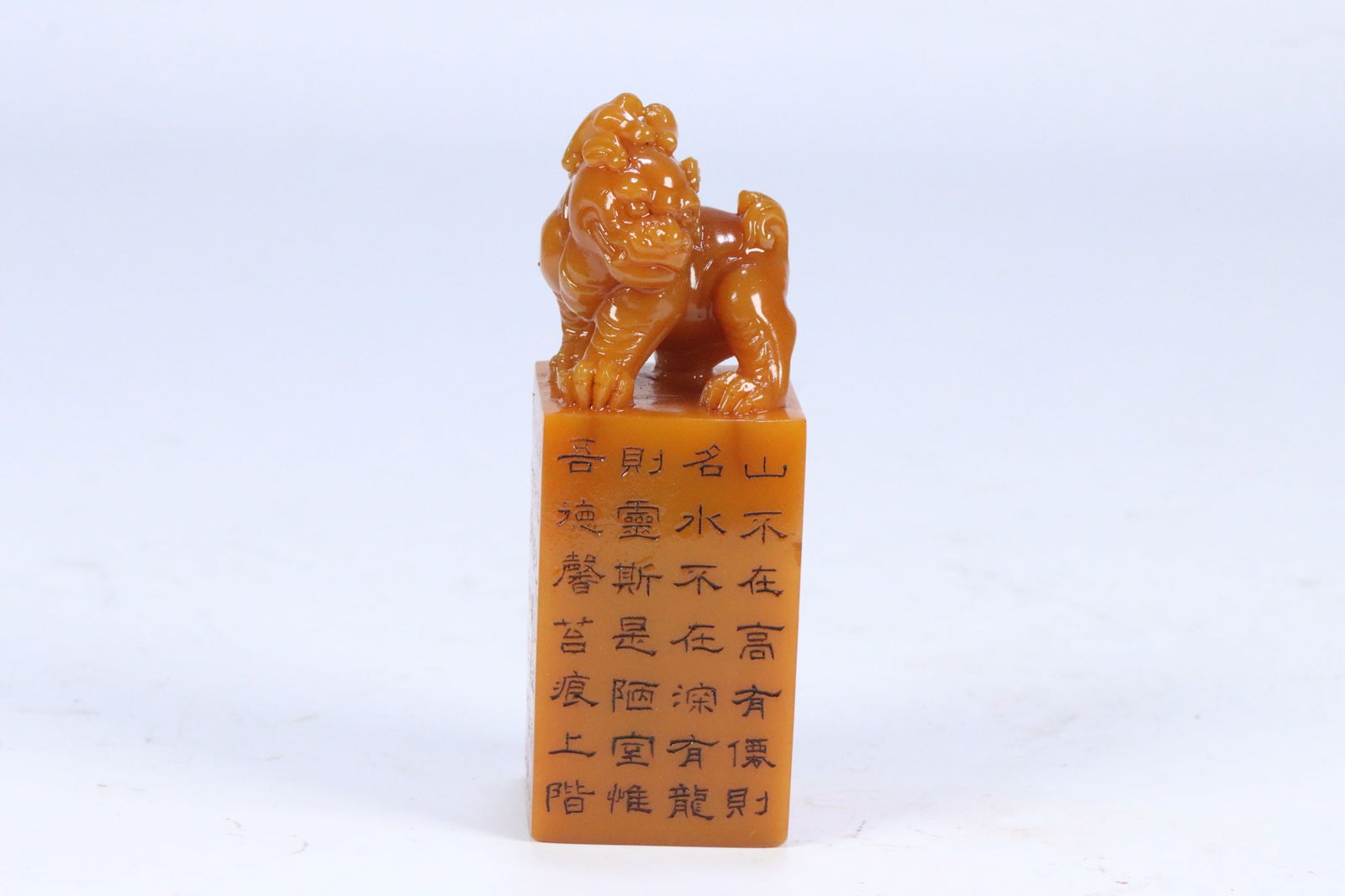 Tianhuang stone seals presented and inscribed by Ren Yi in the seventh year of the Tongzhi reign: 9.8*3.33*4/216.2g