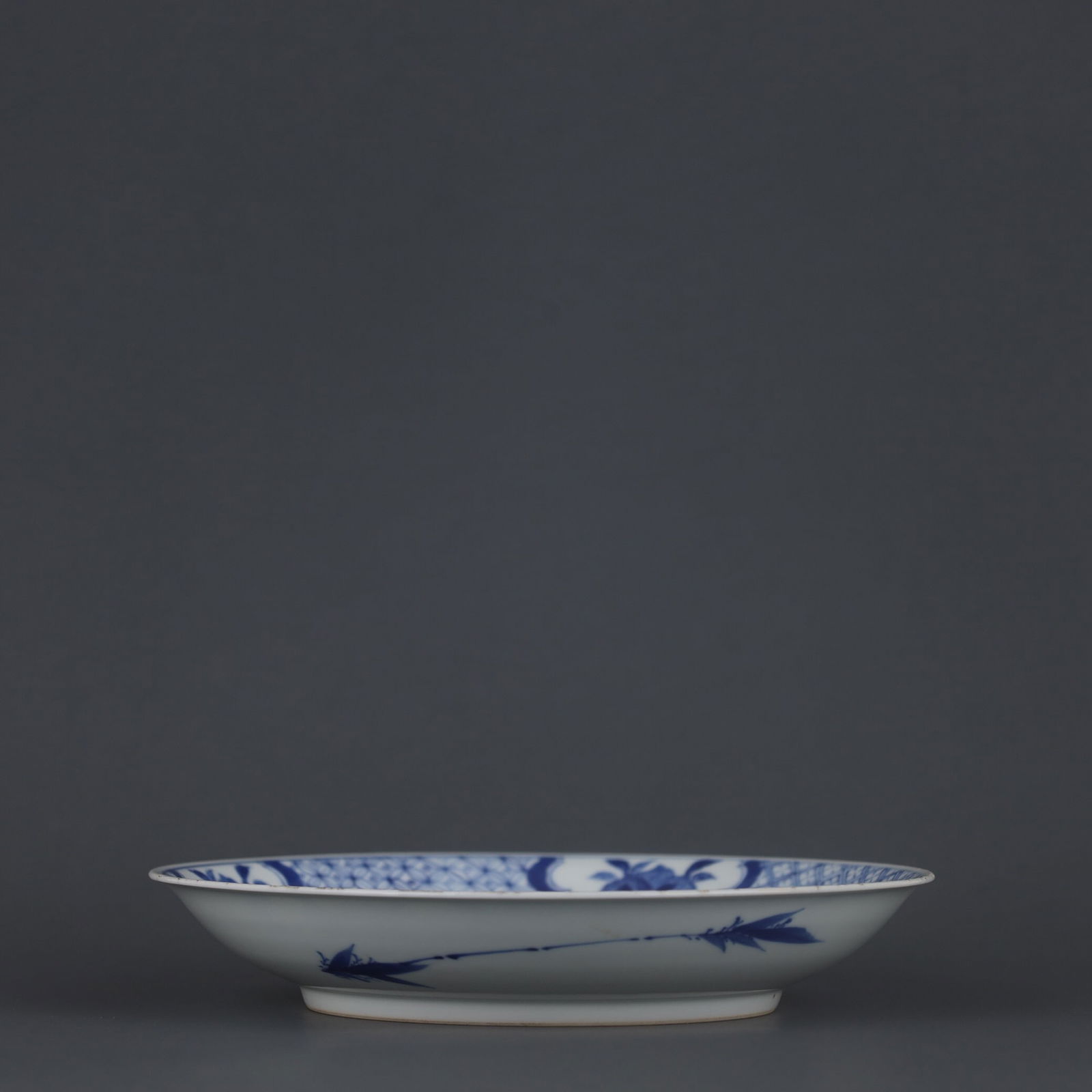 Kangxi-marked blue and white underglaze red plate: 19.5*3.5