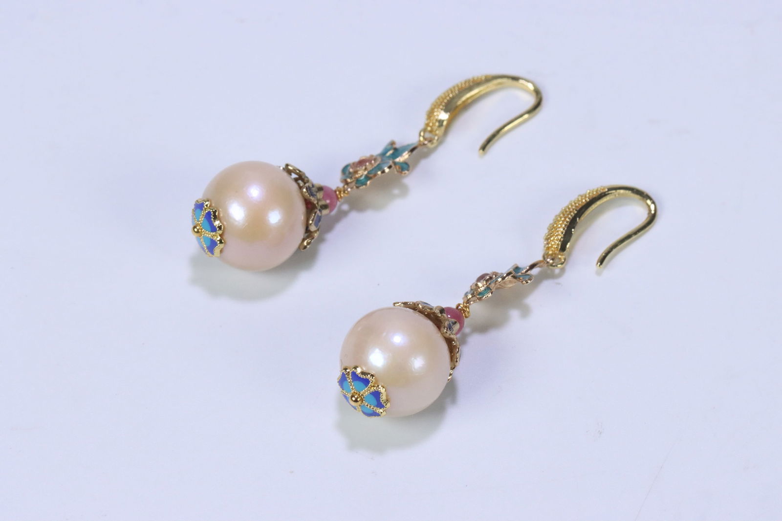 Qing Dynasty pearl earrings (pair) (1 of 3)