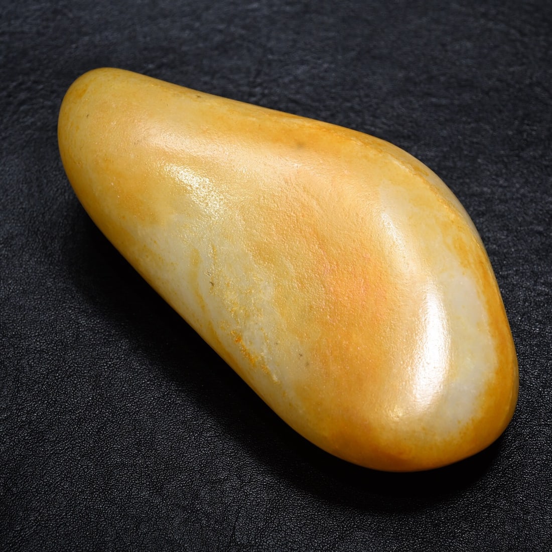 Hetian jade pebble raw stone (1 of 2)