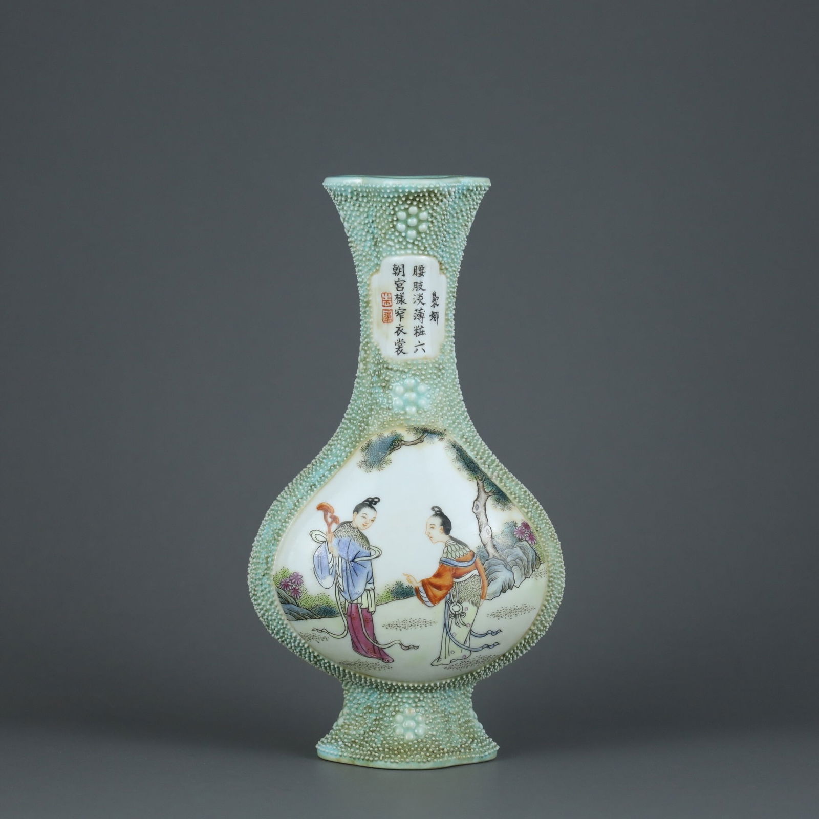 Qianlong mark green glazed powder colored bottle: 19*10