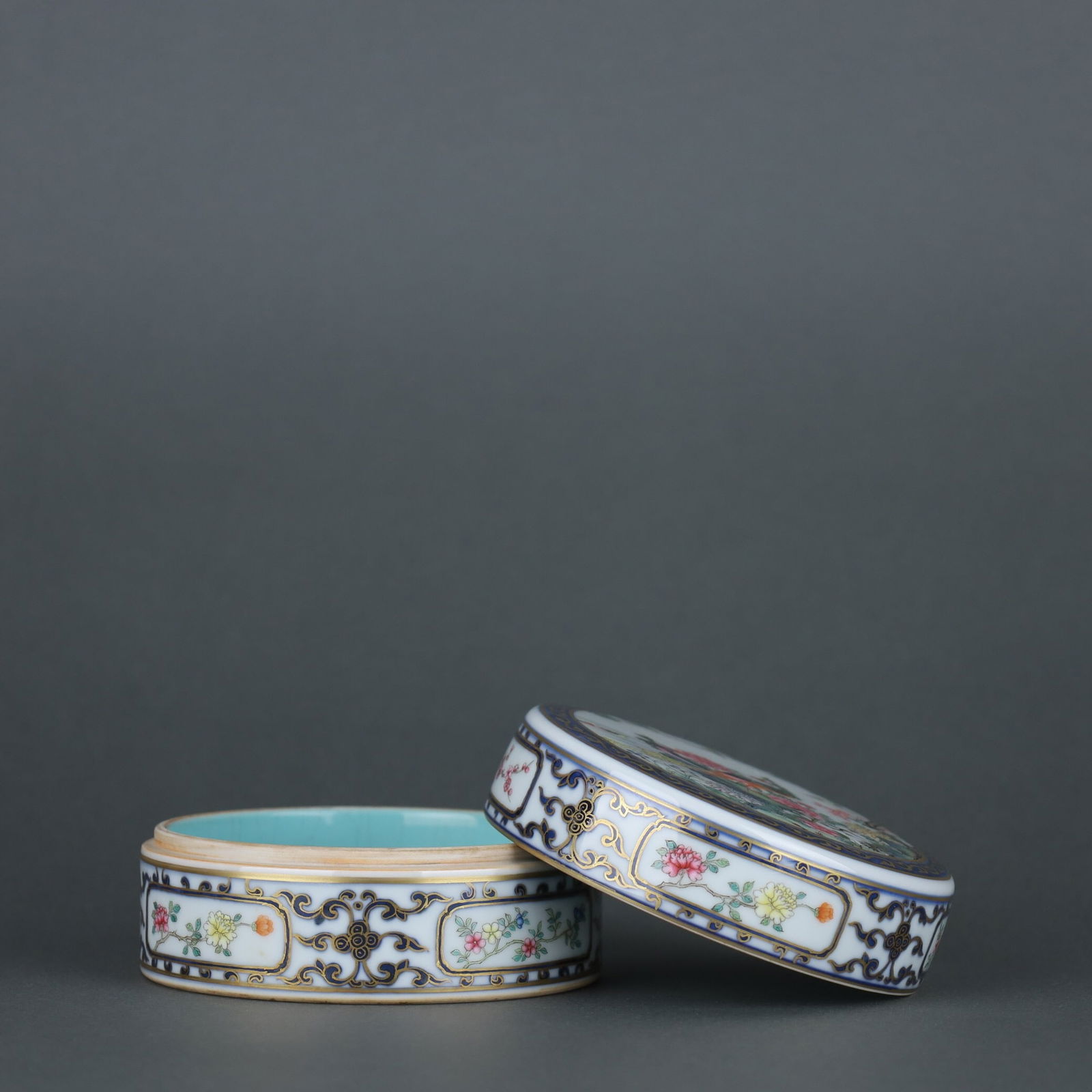 Qianlong mark blue and white gold powder cover box: 11.2*6.3