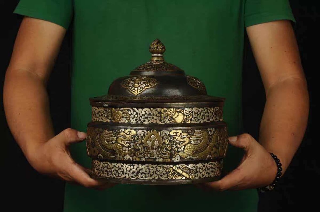 Tibetan- mark box with iron scissors and gold and silver scissors: 24*25