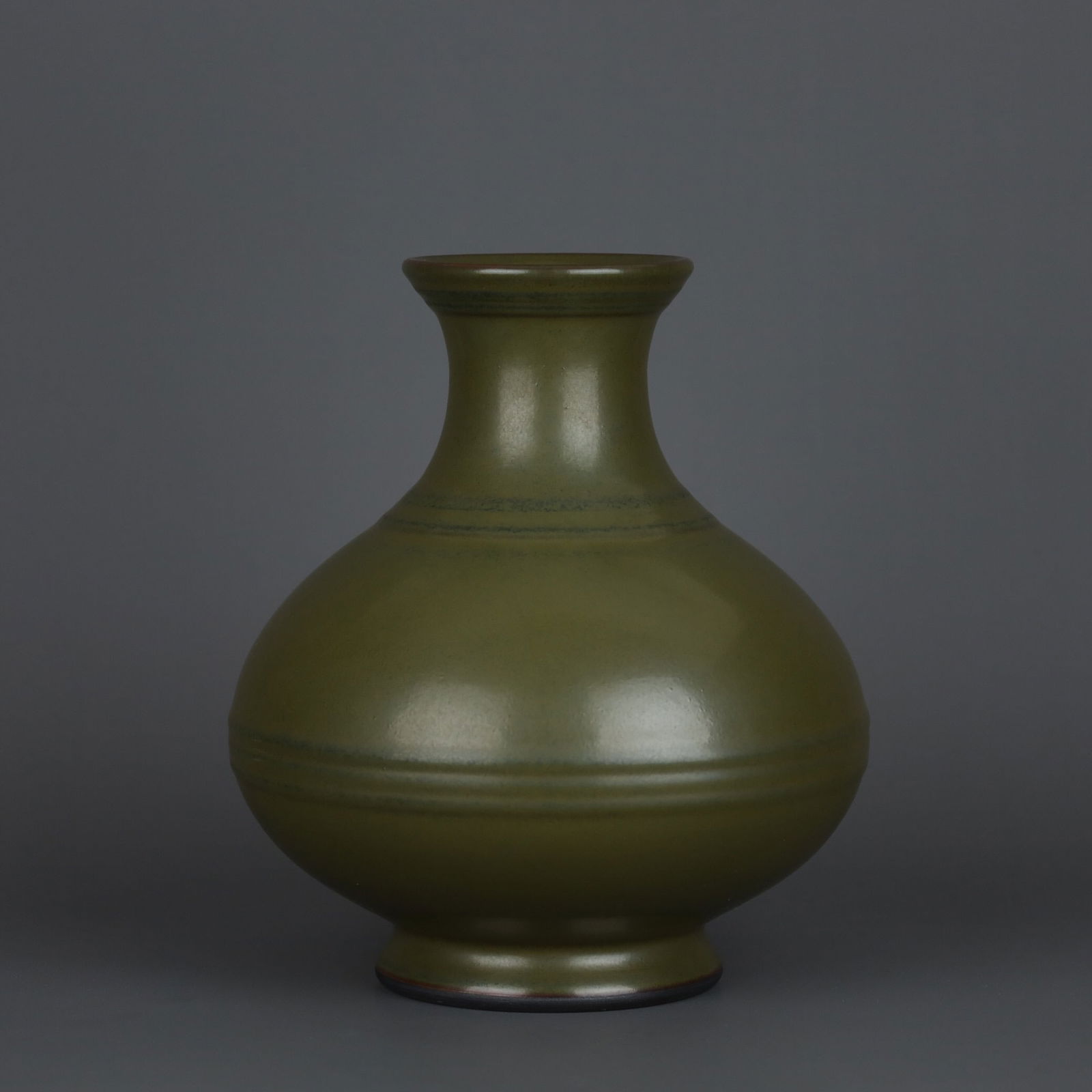 Yongzheng mark tea powder glazed large belly bottle: 20.4*18